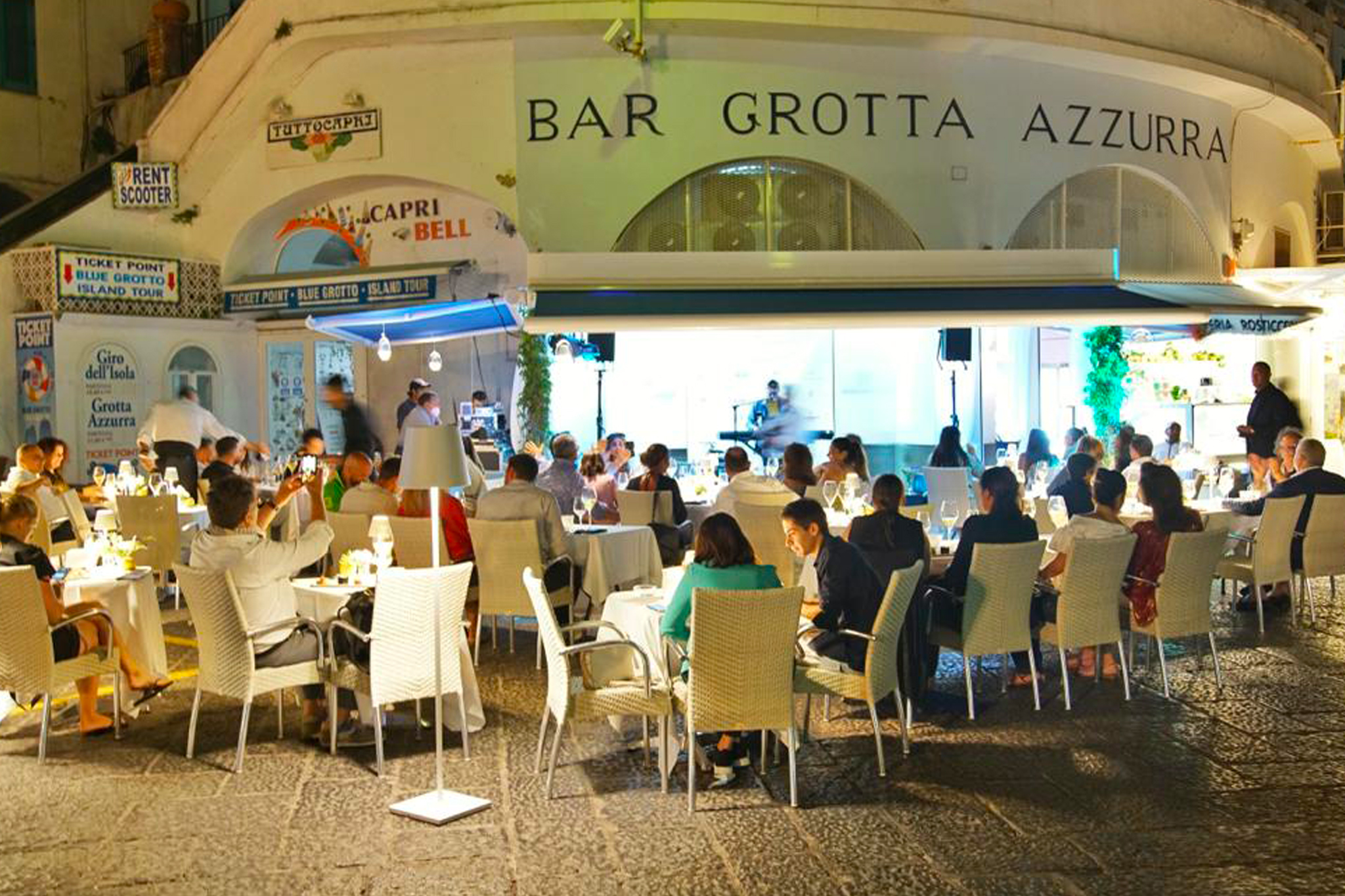“Mare, musica e champagne”: a Marina Grande il Bar Grotta Azzurra festeggia un grande traguardo con de Venoge
